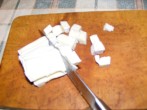 Sajtos nokedli - A camembert sajt-csíkokat vágd fel kockákra!