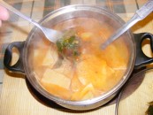 Lebbencsleves - Ha kész a leves, egy villával halászd ki a zellerleveleket!
