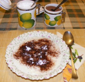 Tejberizs - Kész, tányérban, kakaóval-cukorral.