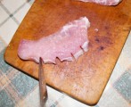 Rántott hús - A szeletek hátán lévő kövérjét vagdosd be 3 cm-enként!