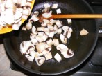 Gombás rakott káposzta - A felvágott gombát borítsd egy serpenyőbe, kevés olajra!
