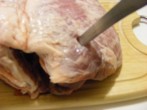 Fokhagymás hús - Egy hegyes késsel szúrj lyukat a húsba!