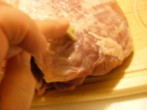 Fokhagymás hús - Nyomd bele a hasított fokhagymagerezdet a lyukba!