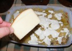 Gombás rakott káposzta - Vágj le egy darab sajtot, amit a rakott káposzta tetejére szánsz!