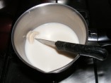 Aranygaluska - Késheggyel mozgatva oszlasd fel az élesztőt a langyos tejben!