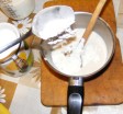 Aranygaluska - Szórj az élesztős tejbe 1 evőkanál lisztet!