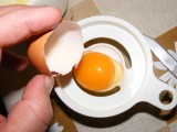 Aranygaluska - Üsd fel a tojást, és tedd a tojássárgája elválasztó edénykébe!