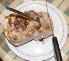 Fokhagymás hús - Egy villával megtámasztva egy nagy késsel szeleteld fel a húst!