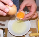 Császármorzsa - Válaszd szét a tojásfehérjét és -sárgáját, utóbbit add a grízhez!
