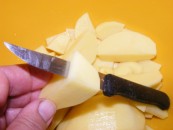 Krumplis tészta - A pucolt krumplit hosszában negyedeld, a hasábokat pedig vágd lapokra!