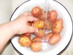 Petrezselymes újkrumpli - Mosd meg a krumplit!