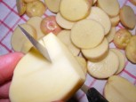 Petrezselymes újkrumpli - A kövér krumplit előbb vágd ketté hosszában, úgy karikázd fel!