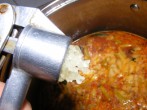 Zöldbableves - Fokhagymanyomóval préseld a levesbe a fokhagymát!