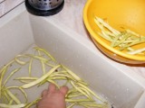 Párolt zöldbab - Mosd meg a zöldbabot a mosogatóba eresztett vízben!