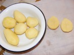 Sült krumpli - Hosszában vágd ketté a krumplit, tedd a konyharuhára!