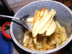 Sült krumpli - Egy lyukacsos kanállal szedd ki a krumplit, és csöpögtesd le!