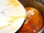 Savanyú krumplileves - Öntsd a tejfölös keveréket a levesesfazékba!