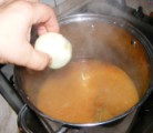 Savanyú tojásleves - Pottyintsd a fazékba az egész hagymát!