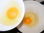 Savanyú tojásleves - A maradék 2 tojást üsd fel egy nagyobb tálkába!