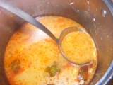 Savanyú tojásleves - A levesesfazék oldalánál töltsd meg a merőkanalat sűrűje nélküli levessel!