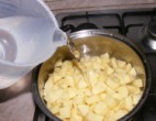 Savanyú krumplifőzelék - Öntsd fel a krumplit kb. 1 liter vízzel!