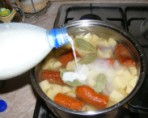 Savanyú krumplifőzelék - Önts hozzá kb. 0,5 - 1 dl tejet!
