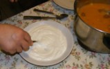 Savanyú krumplifőzelék - Egy tányérba kapard ki a kis pohár tejfölt!