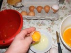 Gyümölcskenyér - Válaszd ketté a tojások sárgáját és fehérjét!
