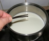 Madártej -Tedd bele a tejbe a felhasított vaníliarudat!