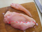 Csirkepörkölt - Vágd le a szinte különálló csíkot a csirkemellről!