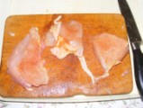 Csirkepörkölt - Az összes húsdarab egyik felét a deszkán sózd be!