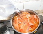Csirkepörkölt - Önts a húsdarabokra kb. fél liter vizet!