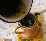 Csalán-menta tea - Szűrd le a teát egy kancsóba!