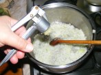 Tökfőzelék - Fokhagymanyomóval préseld a 3 cikk fokhagymát a párolódó hagymára!