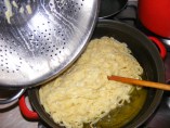 Túrós csusza - Borítsd a lecsepegtetett tésztát a serpenyőbe!