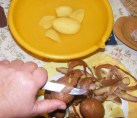 Szójabrassói - Pucold meg a krumplit, és tedd egy tál vízbe!