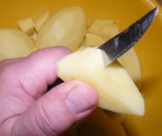 Szójabrassói - A negyed krumplikat kockázd fel kis darabokra!
