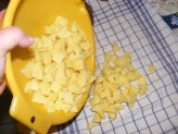 Szójabrassói - Borítsd ki a krumplikockákat egy tiszta konyharuhára!