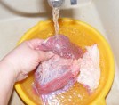 Marhapörkölt - Mosd meg a húst meleg vízzel!
