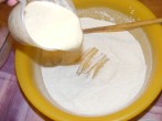 Pozsonyi patkó - Öntsd a tejföl-tojás keveréket a tésztához!