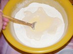 Pozsonyi patkó - Fokozatosan dolgozd bele a lisztet a tejföl-gödörbe!