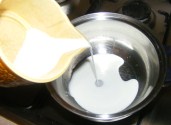 Pozsonyi patkó - Egy kis edénybe önts fél dl tejet!