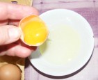 Piskótatorta eperrel - Üsd fel a tojást, és válaszd el a sárgáját a fehérjétől!