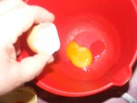 Piskótatorta eperrel - A tojássárgáját pottyintsd a sárgája-gyűjtő tálba!
