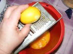 Piskótatorta eperrel - Egy citrom héját reszeld a tojássárgákhoz!