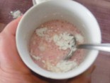 Piskótatorta eperrel - Keverd egyenletesre a cukros pudingport a tejben!