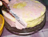 Piskótatorta eperrel - Vakold be rózsaszínre a torta oldalát!