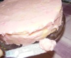 Piskótatorta eperrel - A maradék krémből foldozgasd a torta oldalát!