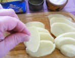 Rántott krumpli - Sózd meg a krumpliszelet egyik oldalát!