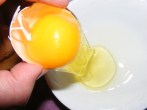 Diótorta - A felütött tojás fehérjét csorgasd a tálkába.